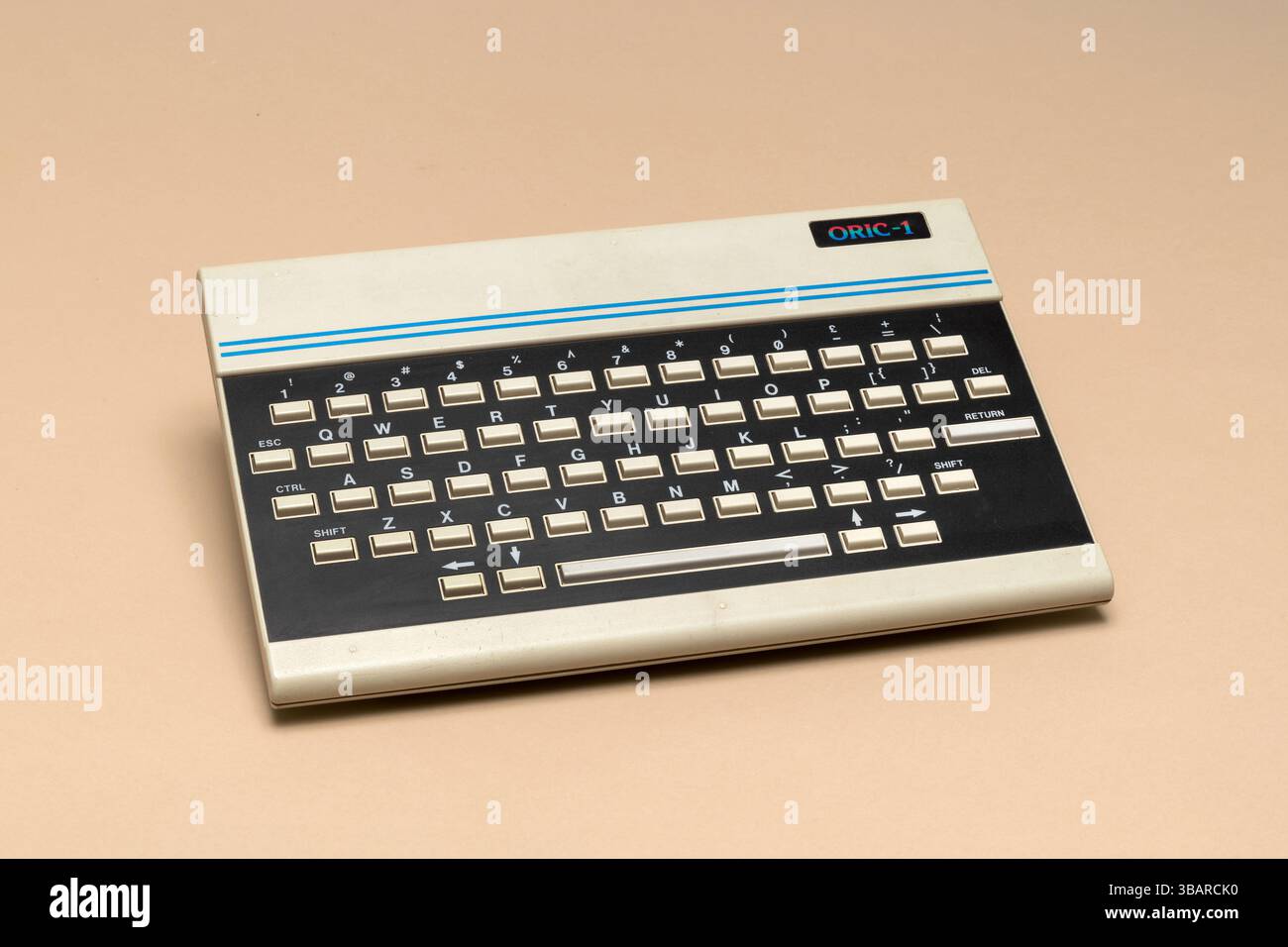 Pavia, Lombardia, Italia - 8 dicembre 2024: Oric-1 Home computer, dal 1983 al Museo MUSDI. Era un concorrente della Sinclair ZX Spectrum. Operazione non riuscita Foto Stock