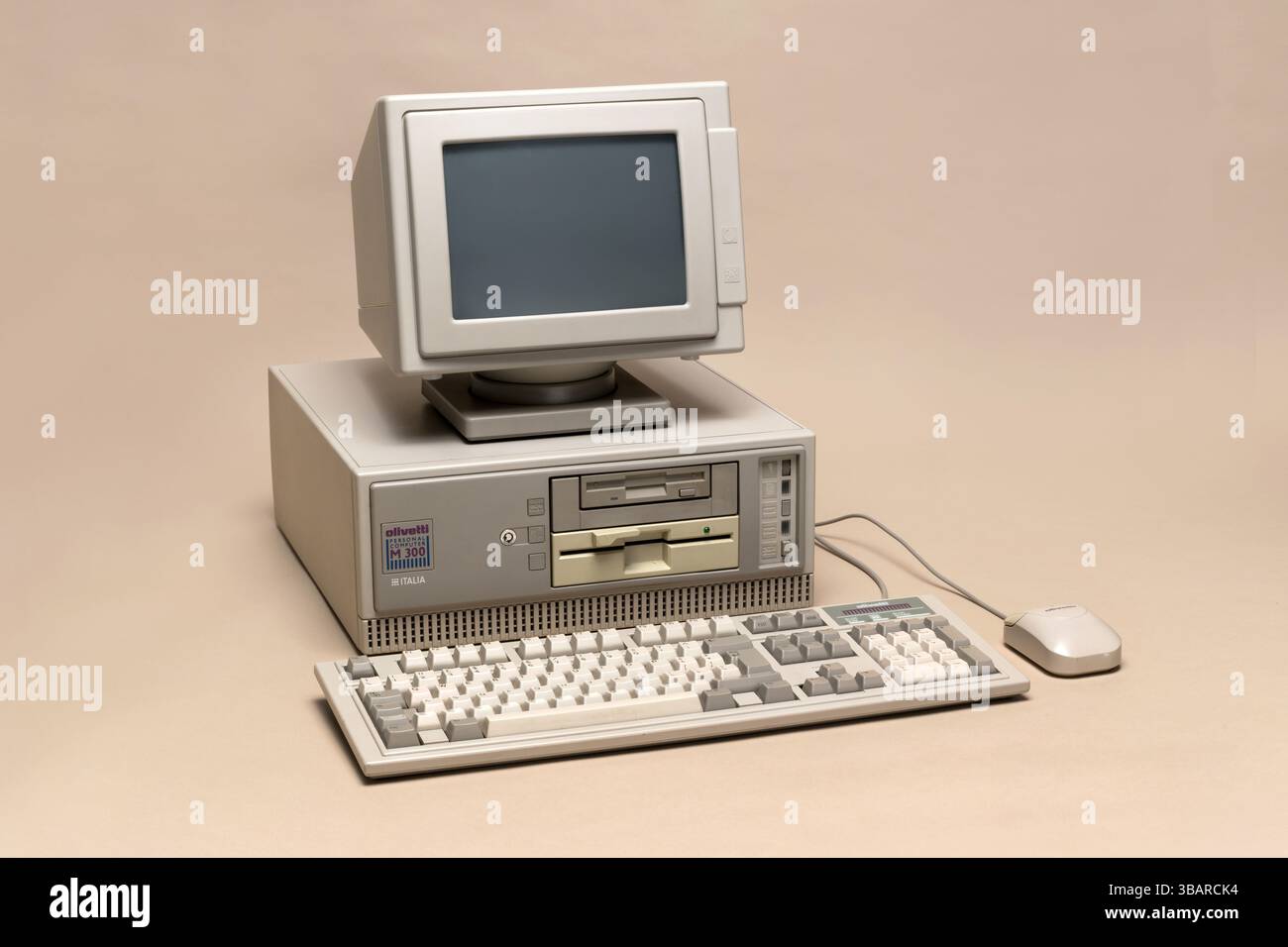 Pavia, Lombardia, Italia - 13 marzo 2025: Personal computer Olivetti M300, dal 1988 al MUSDI Museum. Era uno dei primi PC multimediali Foto Stock