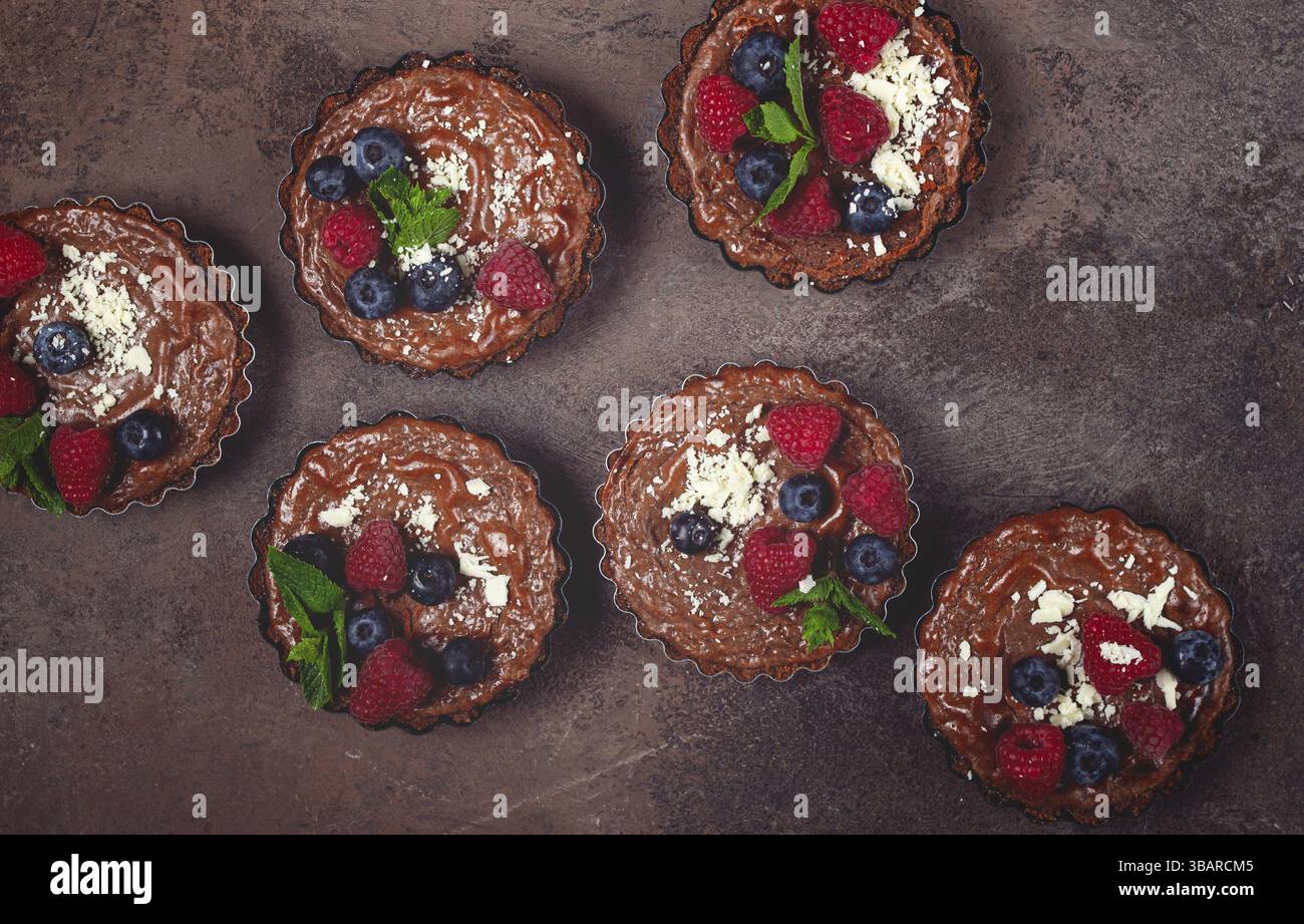 Tartine di cioccolato, ripiene di formaggio fresco e frutti di bosco, colazione, fatte in casa, niente persone Foto Stock