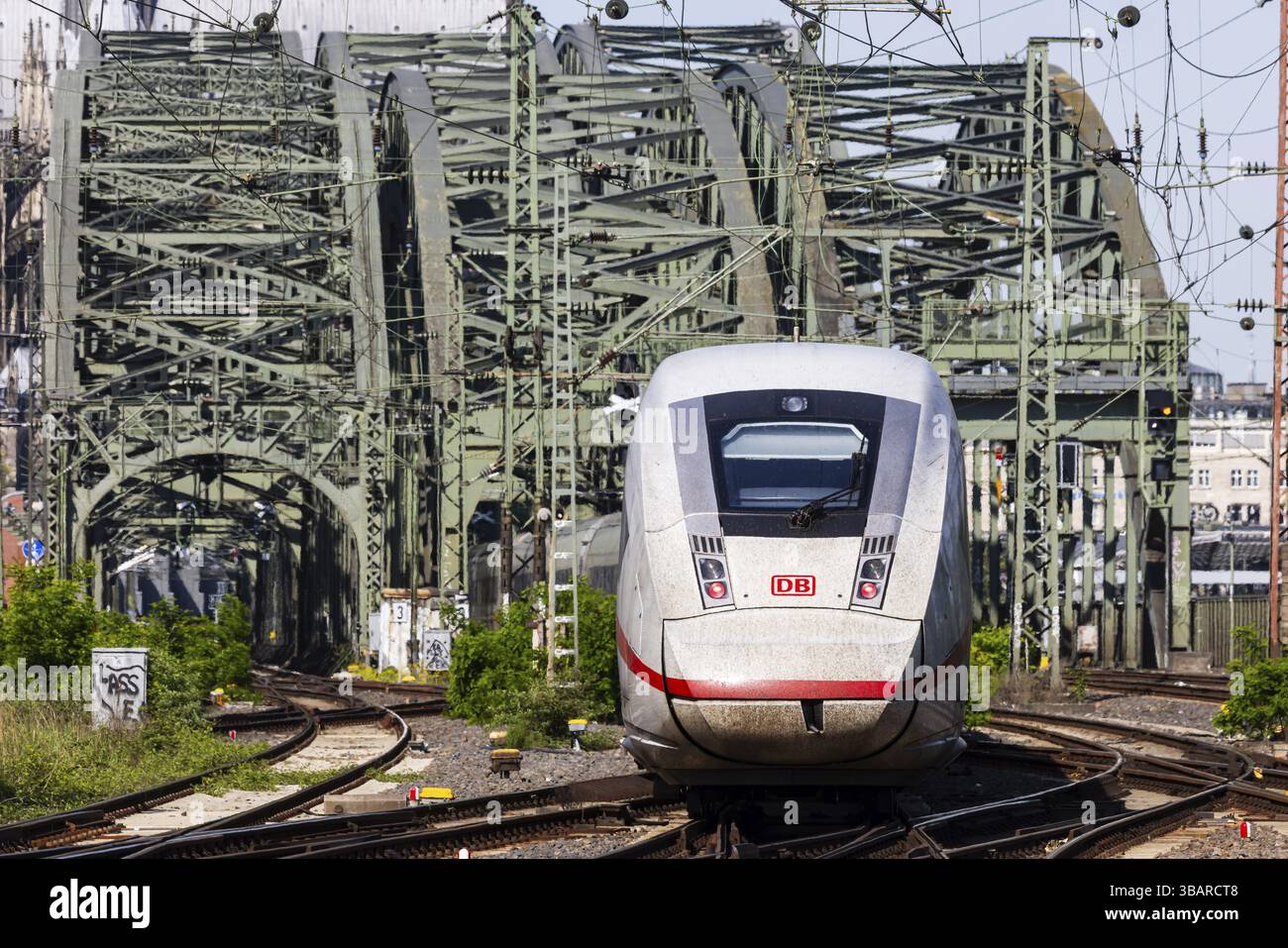 Traffico ferroviario tra Colonia-Deutz e la stazione centrale di Colonia. Ponte Hohenzollern, ponte ferroviario sul Reno con treni ICE della Deutsche Bahn. Il Foto Stock