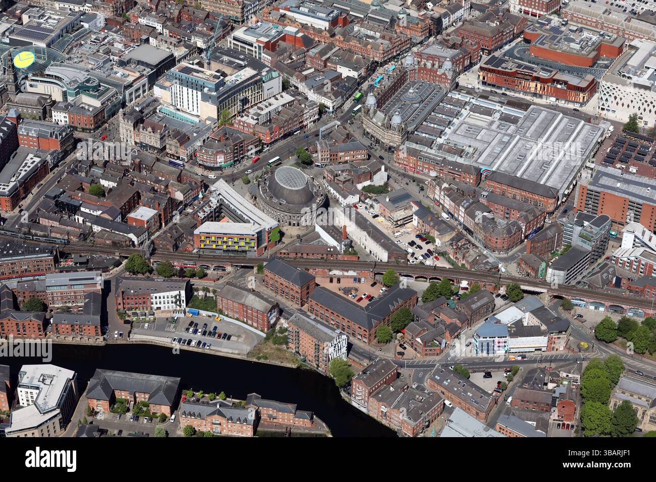 Vista aerea del centro di Leeds, in particolare dell'area intorno al Corn Exchange, The Calls, Call Lane e il fiume Aire Foto Stock