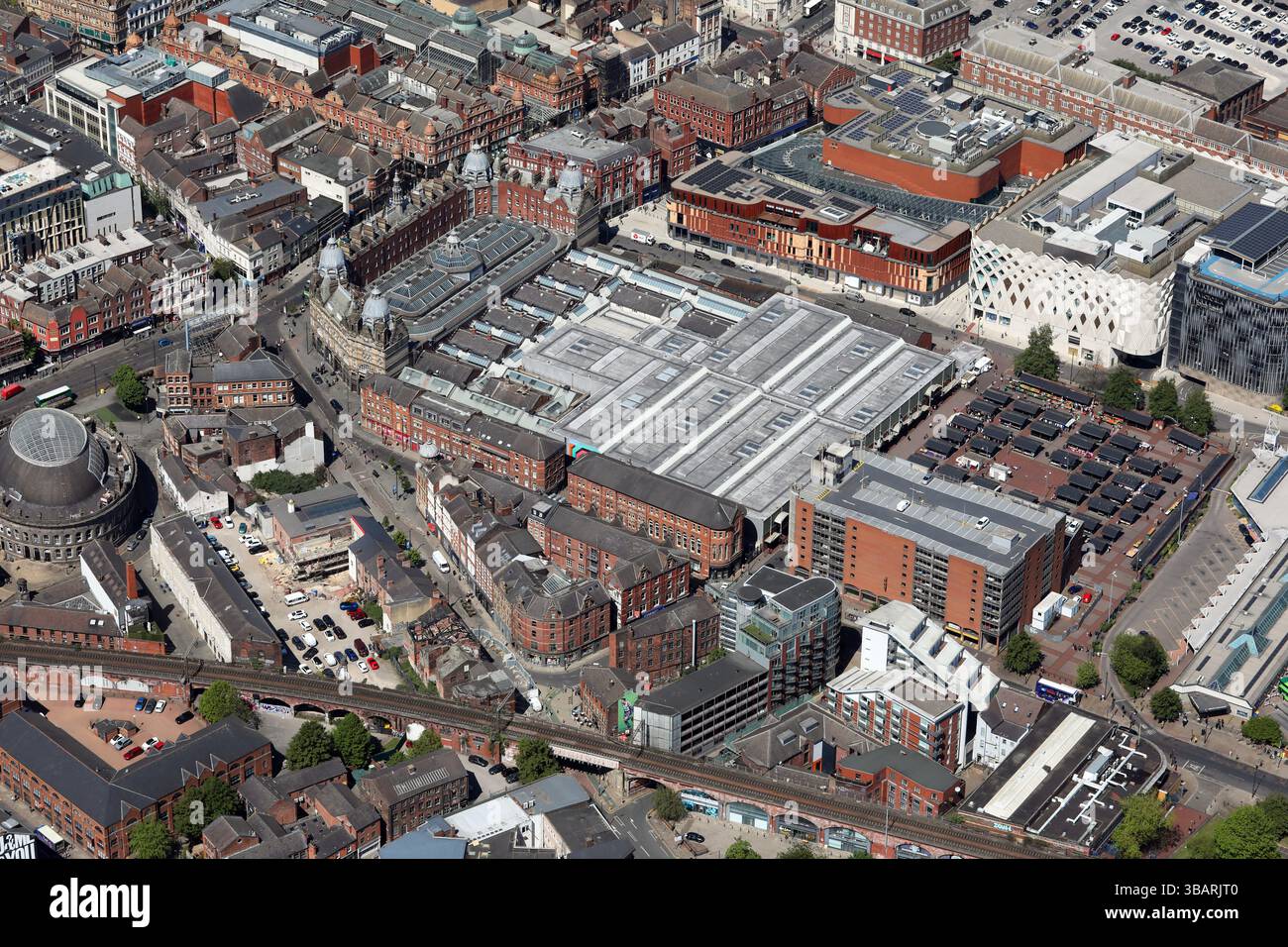 Vista aerea del mercato di Leeds Kirkgate, del mercato all'aperto e del parcheggio NCP Foto Stock