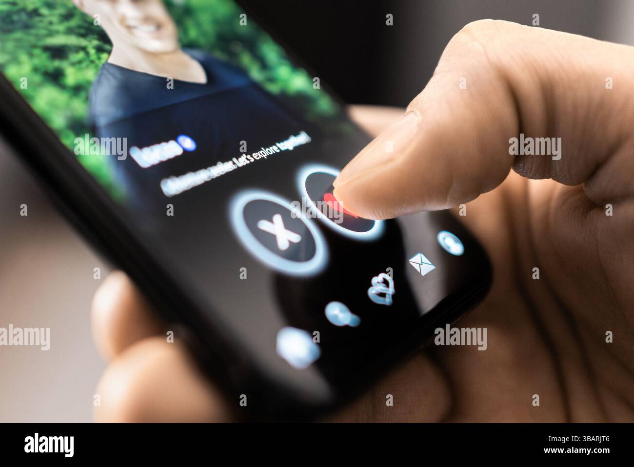 Data app. L'uomo gay strisciare e abbinare. Truffa romantica. Sito di incontri al telefono. LGBT sui social media. Come l'immagine del profilo di un solo ragazzo. Amore online. Foto Stock
