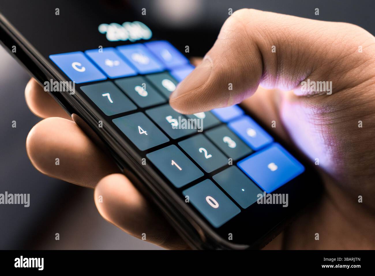 Calcolatrice al telefono. Budget e costi per le spese di vita della famiglia. Concetto di inflazione, imposta, prezzo o risparmio economico. Piano finanziario o ipoteca. Foto Stock