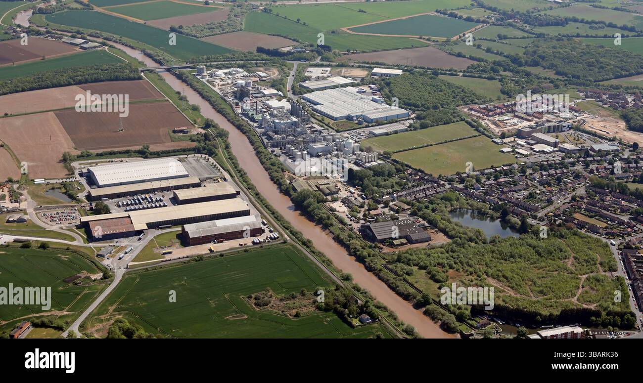 Vista aerea del Potter Space Business Park sul lato nord del fiume Ouse, Selby, guardando il Cochranes Ship Yard (& Other Works) sul lato sud Foto Stock