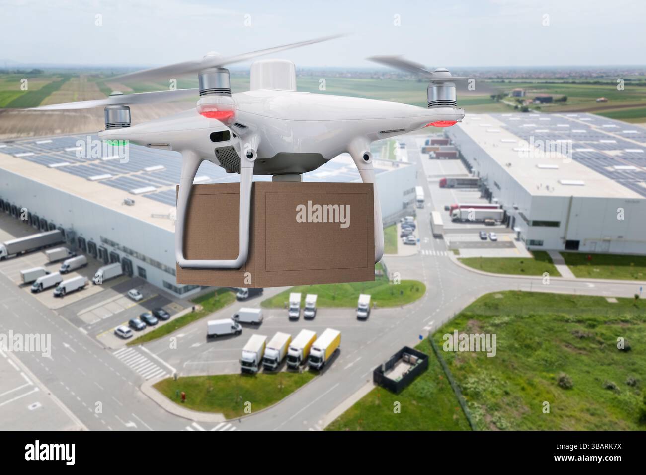 Il drone sta consegnando una scatola. Concetto di consegna senza equipaggio. Punto di vista dei droni Foto Stock