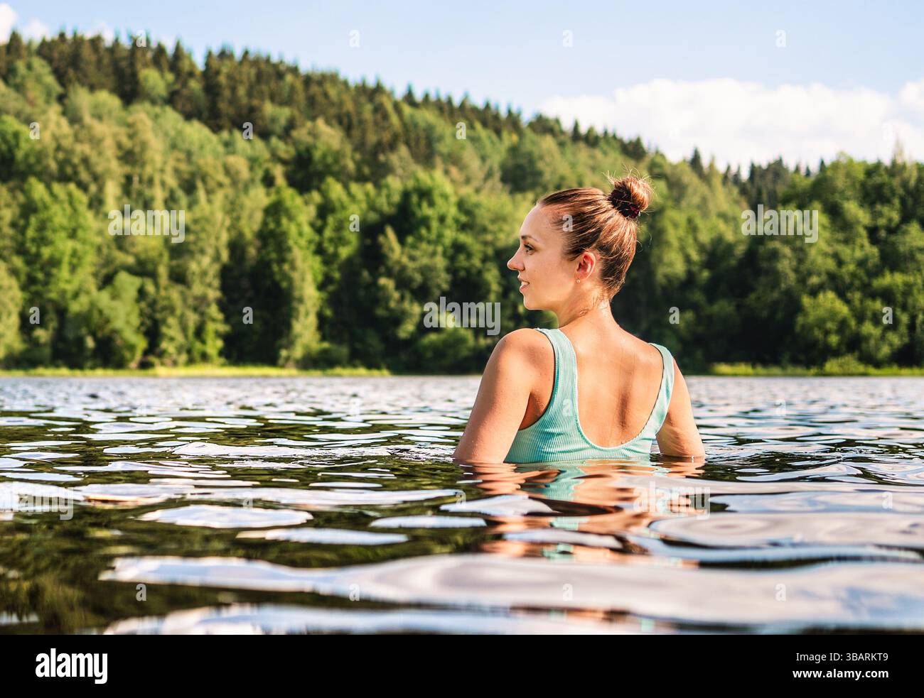 Lago che nuota nella natura. Donna in Finlandia d'estate. Foresta e acqua fluviale. Bagno finlandese. Buon giorno. Il benessere delle persone in Scandinavia. Foto Stock