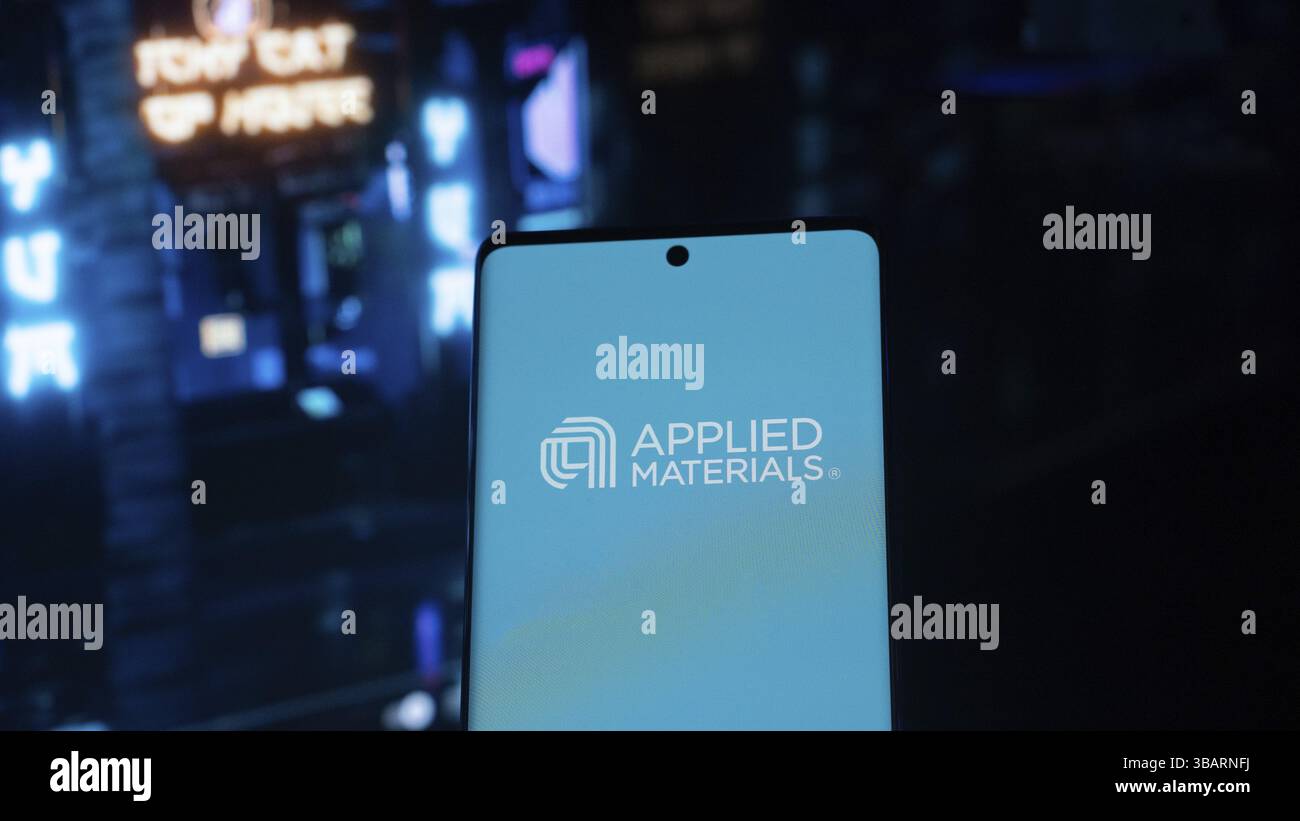 Telefono cellulare con sito Web della società statunitense di semiconduttori Applied Materials Inc. Sullo schermo di fronte al logo aziendale Foto Stock