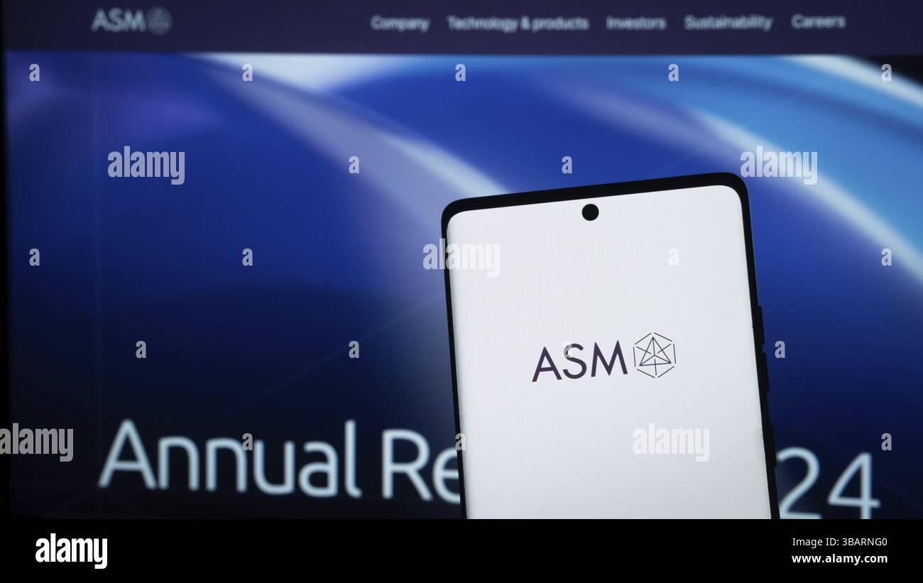 Dhaka, Bangladesh 08 maggio 2025: Cellulare con logo della società olandese di semiconduttori ASM International N.V. sullo schermo di fronte al sito web aziendale Foto Stock