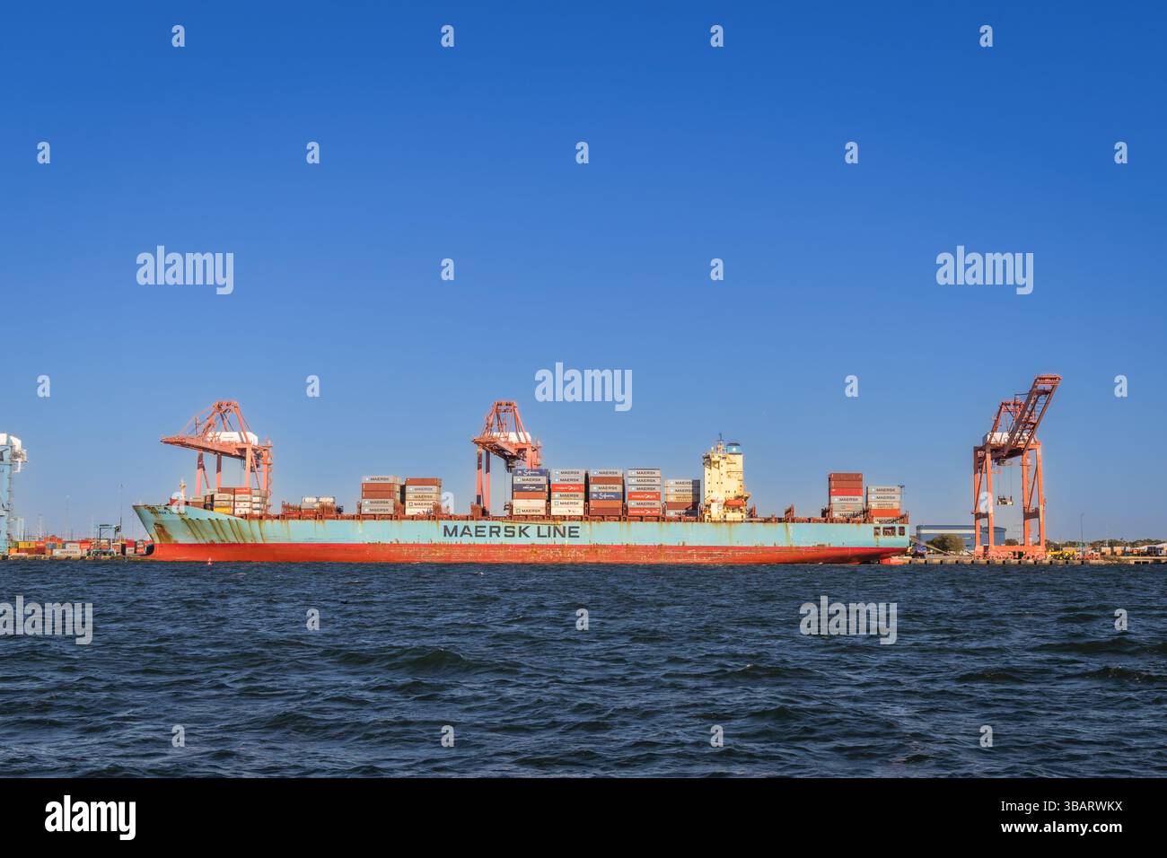 Norfolk, Virginia, Stati Uniti - 1 maggio 2025: Grandi navi cargo internazionali in porto caricate di container durante la guerra tariffaria Trump creando forniture c Foto Stock