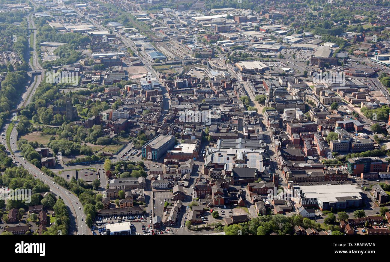 Vista aerea del centro di Bolton dalla N Looking S attraverso il mercato di Bolton e il centro commerciale Market Place lungo la B6204 Bath St / Oxford St Foto Stock