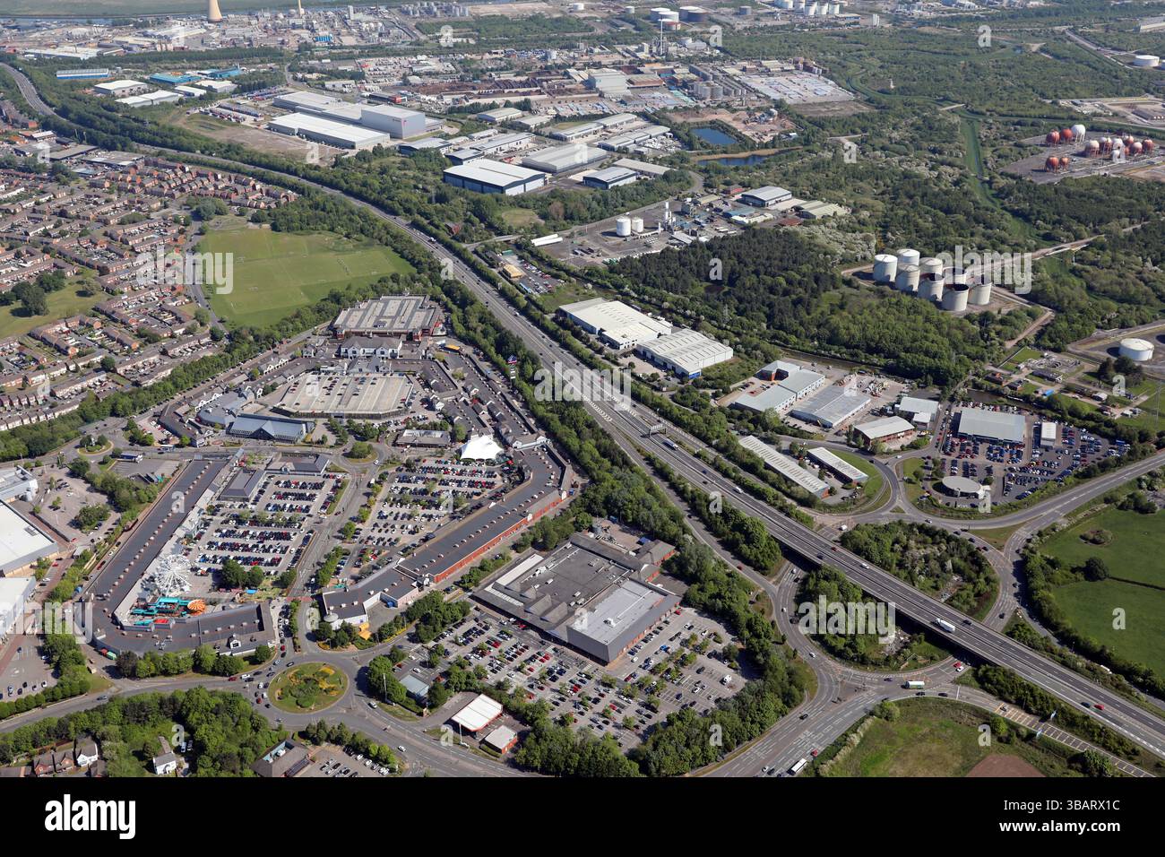 Veduta aerea del Designer Outlet Cheshire Oaks e del porto di Ellesmere Foto Stock