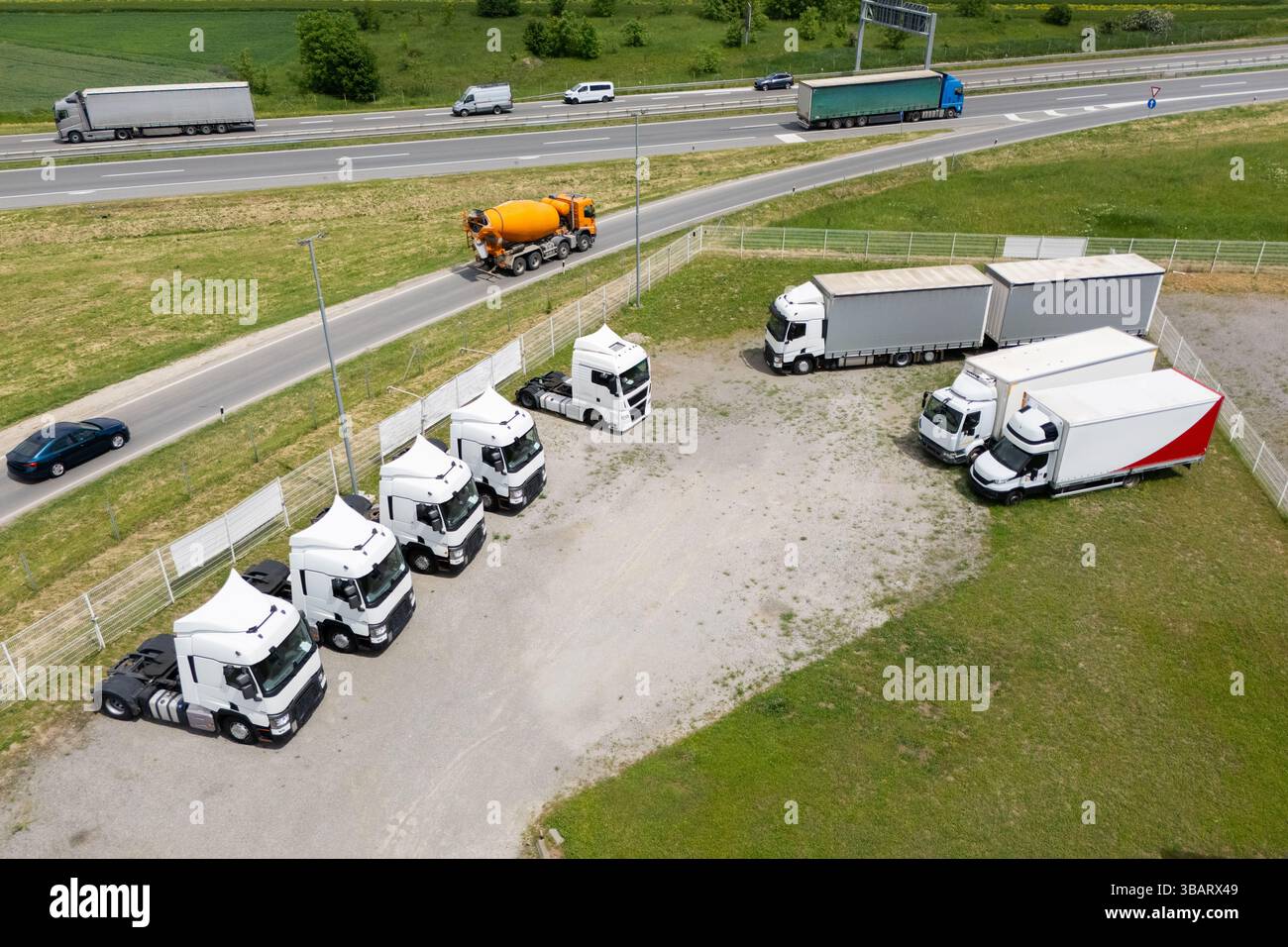 Parcheggio per camion presso il centro logistico. Vista aerea. Foto Stock