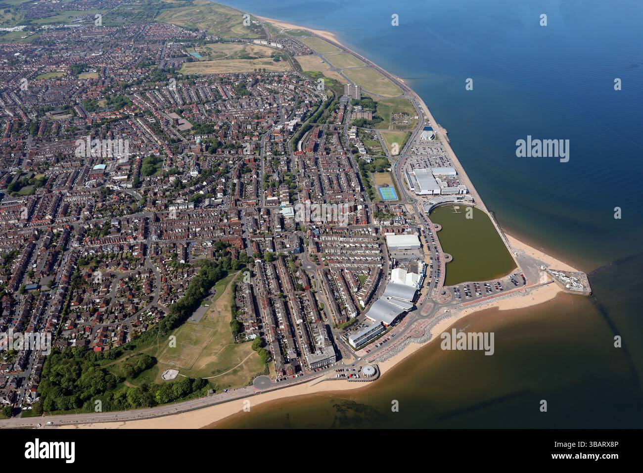 Vista aerea di New Brighton, una località balneare e sobborgo di Wallasey, nel Metropolitan Borough di Wirral a Merseyside, Inghilterra Foto Stock