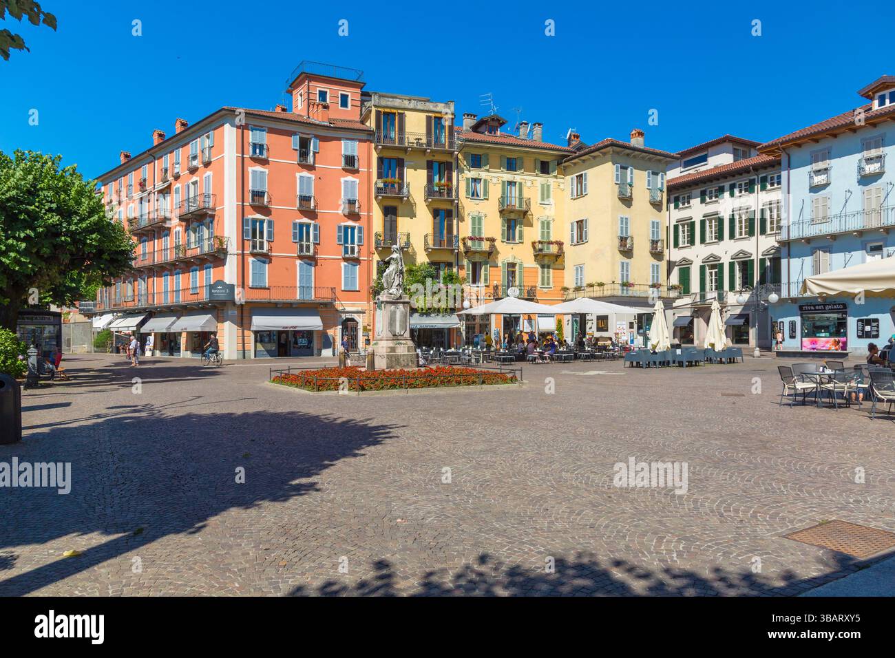 Turisti in piazza Ranzoni Intra, Verbania, Lago maggiore, Verbano Cusio Ossola, Italia Foto Stock