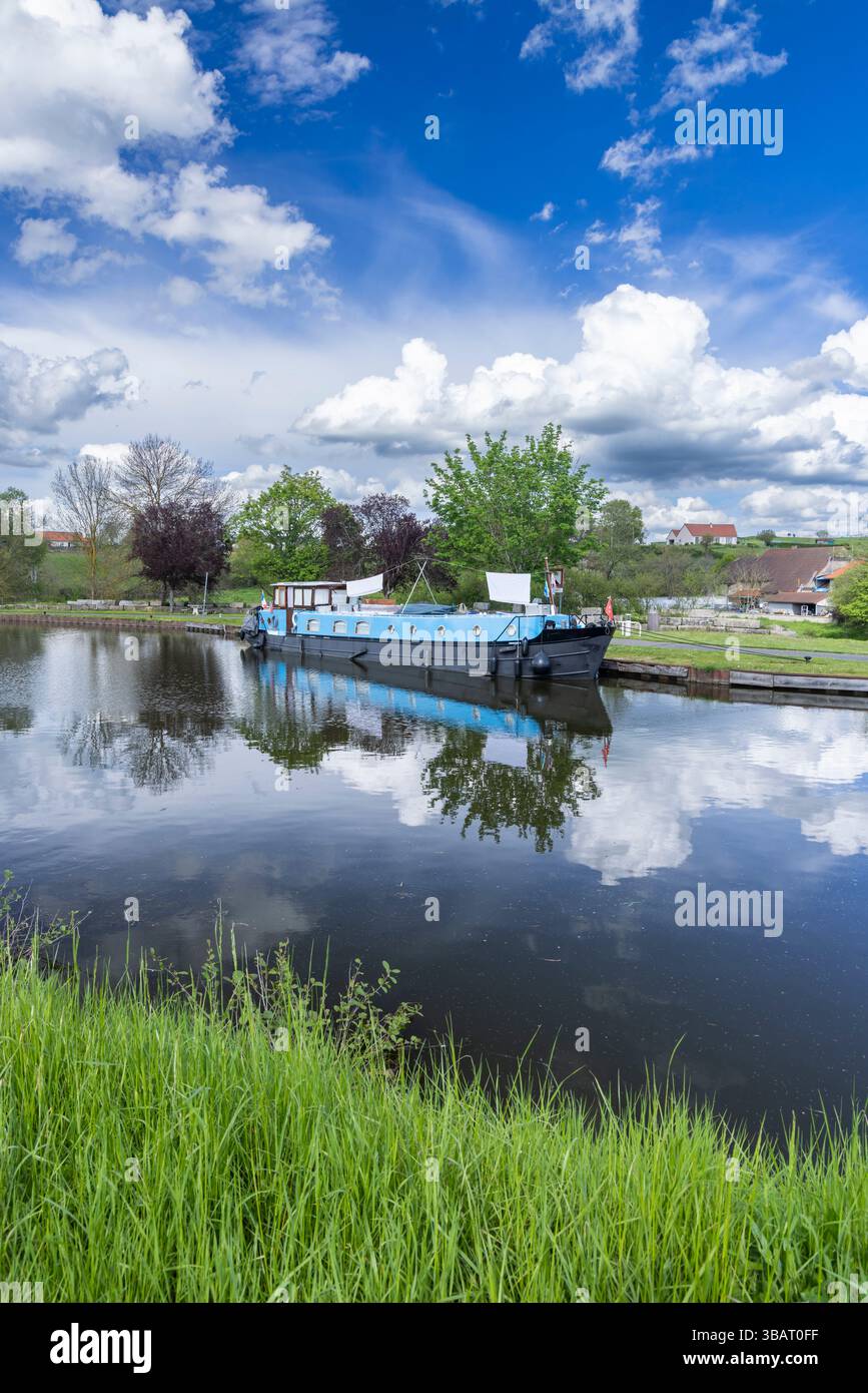 Casa galleggiante blu ormeggiata sul Canal du Centre a Saint Julien sur Dheune, Saone et Loire, Bourgogne Franche Comte, Francia Foto Stock