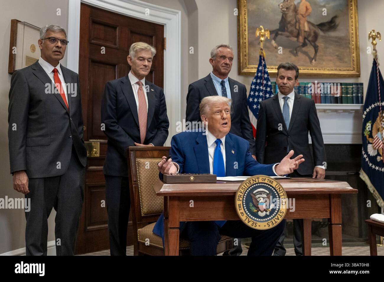 Il presidente Donald Trump firma un ordine esecutivo sulla consegna dei prezzi dei farmaci per la prescrizione della nazione più favorita al paziente americano in una conferenza stampa con il segretario alla salute e ai servizi umani Robert F. Kennedy Jr., lunedì 12 maggio 2025, nella sala Roosevelt. (Foto ufficiale della Casa Bianca di Joyce N. Boghosian) Foto Stock
