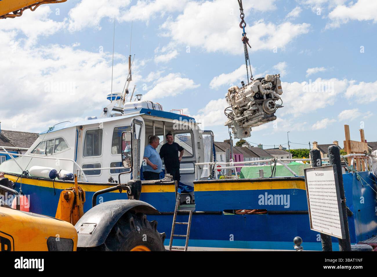 Nuovo motore per barche installato su imbarcazioni turistiche tramite gru, Portmagee, Contea di Kerry, Irlanda Foto Stock