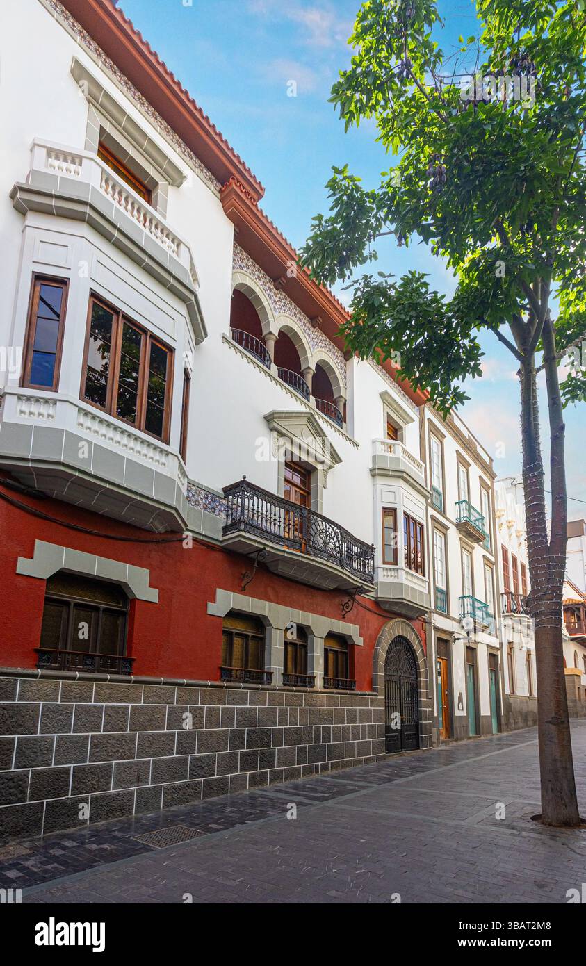 Edifici colorati e architettura tradizionale delle canarie che costeggiano una strada a Las Palmas de Gran Canaria, Las Palmas, Isole canarie, spagna Foto Stock
