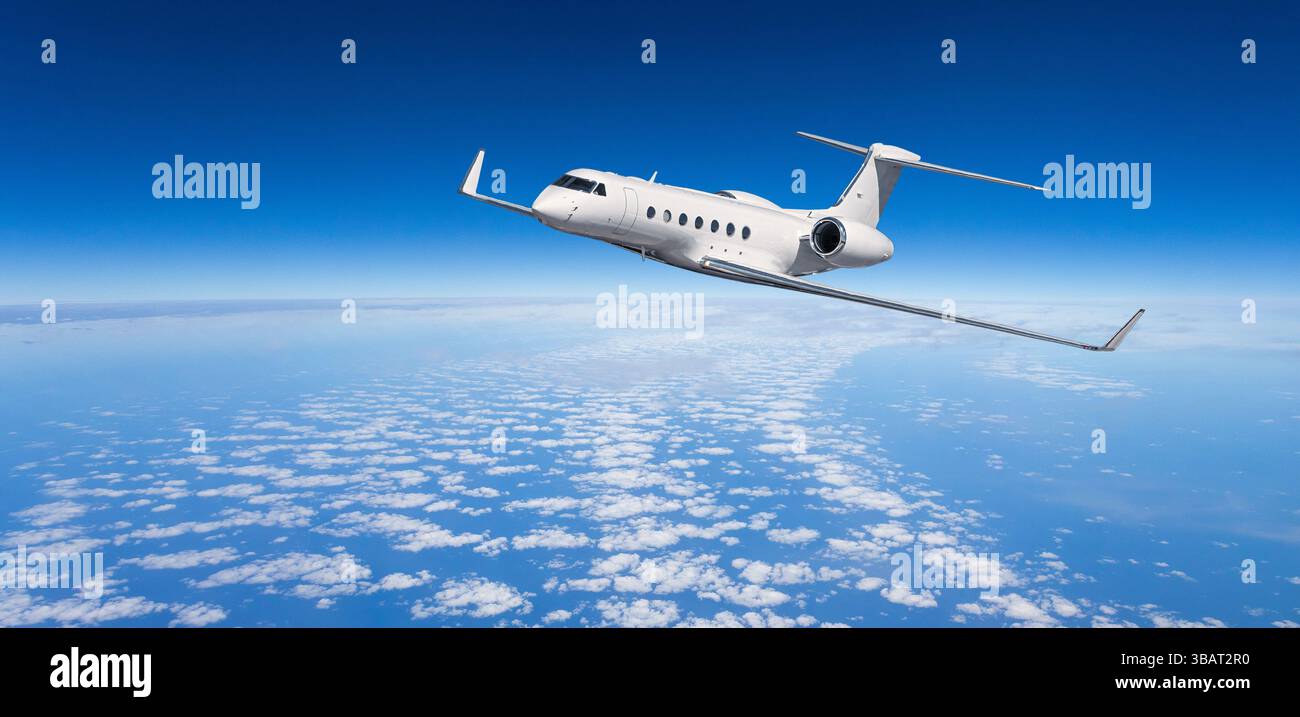 Crociera privata di lusso sopra un bellissimo paesaggio nuvoloso, simbolo di un viaggio comodo e veloce Foto Stock