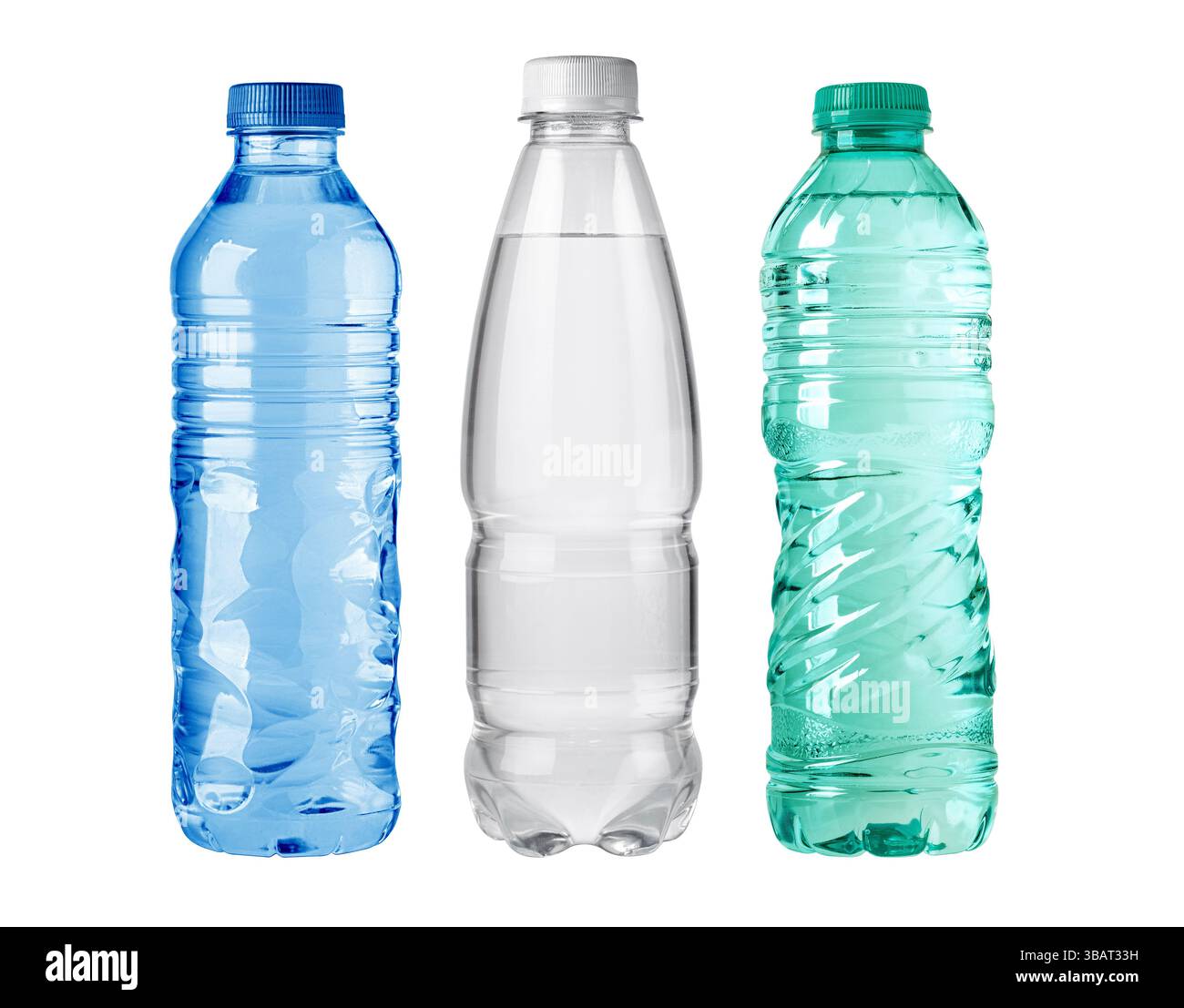 Studio shot con tre bottiglie d'acqua in plastica, ciascuna con livelli d'acqua variabili, su uno sfondo bianco pulito Foto Stock