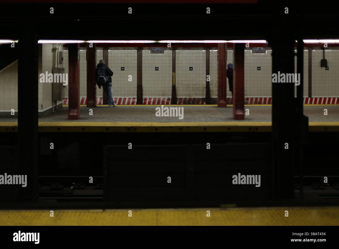 New York City, NY - 26 gennaio 2014: Trafficata stazione della metropolitana di 34th Street, che cattura la vita quotidiana di New York e i trasporti urbani con i pendolari. Foto Stock