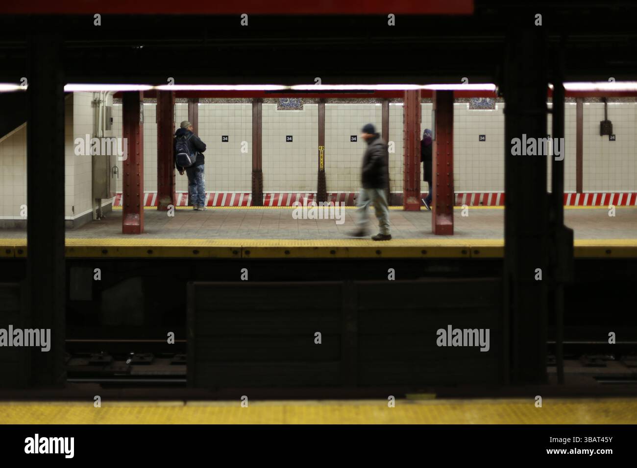 New York City, NY - 26 gennaio 2014: Trafficata stazione della metropolitana di 34th Street, che cattura la vita quotidiana di New York e i trasporti urbani con i pendolari. Foto Stock