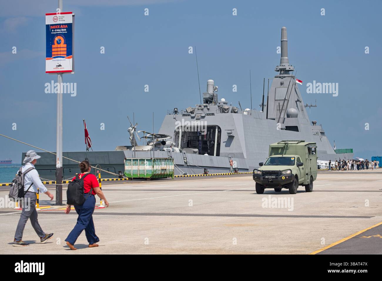 Japan Maritime Self-Defense Force JS Yahagi all'International Maritime Defense Exhibition (IMDEX) Asia 2025 Foto Stock
