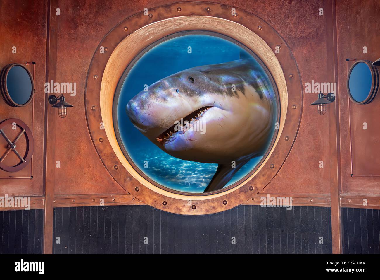 Un minaccioso squalo osservato attraverso la grande finestra rotonda di un sottomarino retrò in stile steampunk Foto Stock
