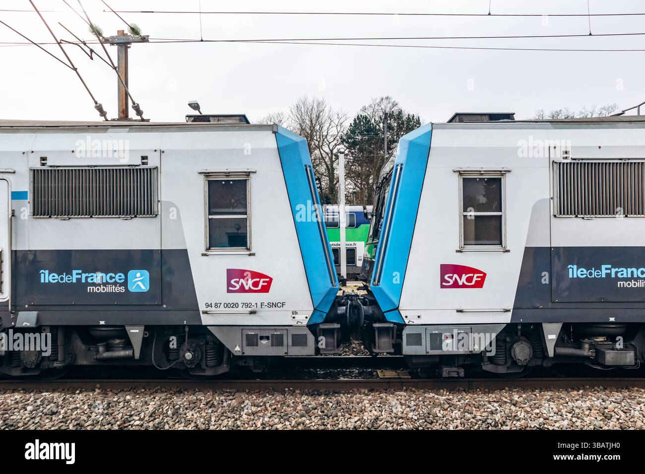 Parigi, Francia - 23 febbraio 2025: Moderno treno regionale a due piani Île-de-France Mobilités SNCF alla stazione ferroviaria, carrozze blu e bianche con Foto Stock