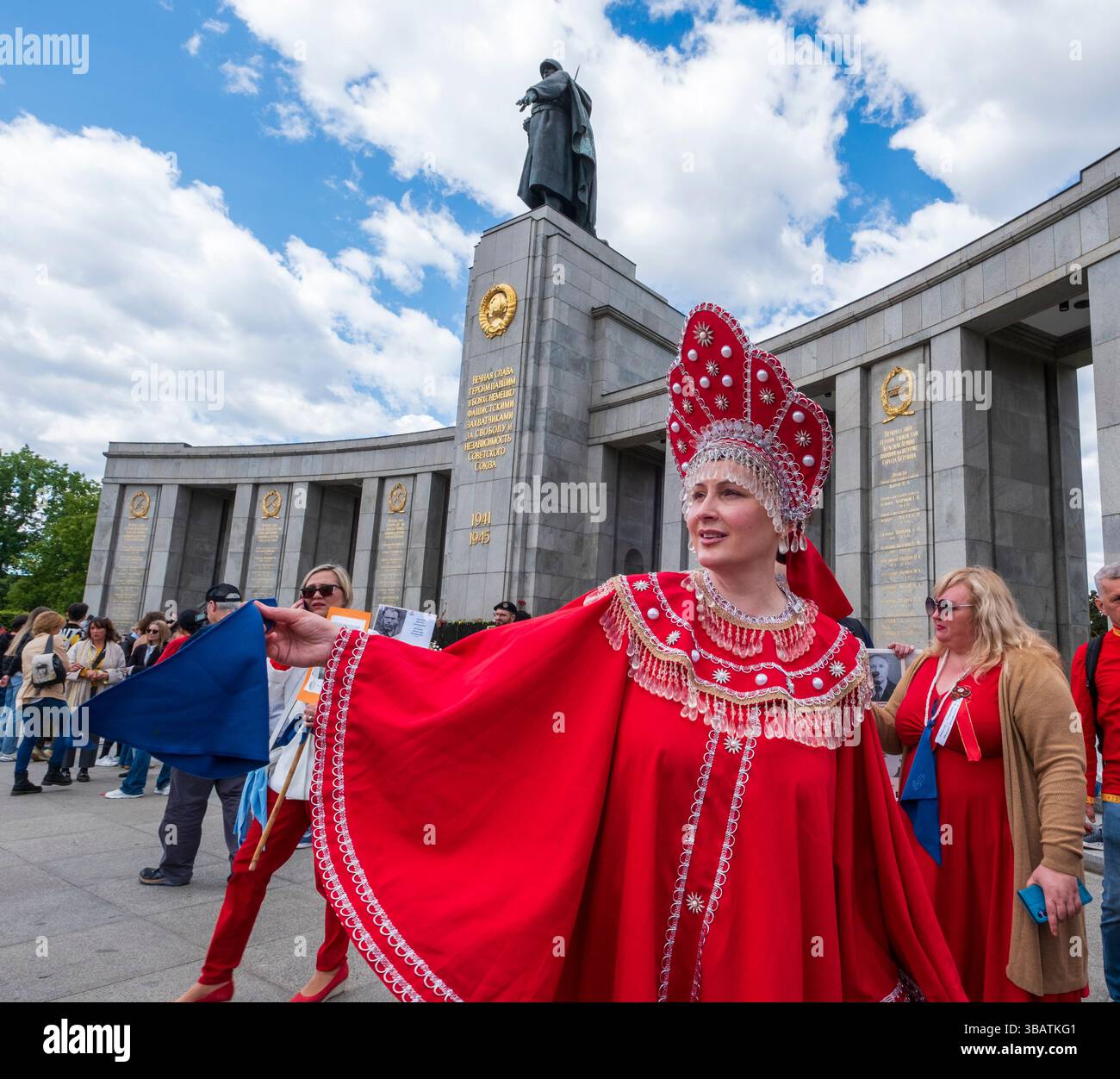 Una donna in abiti tradizionali russi davanti al Memoriale di guerra sovietico a Berlino durante una commemorazione del giorno della Vittoria in occasione del 80° anniversario Foto Stock