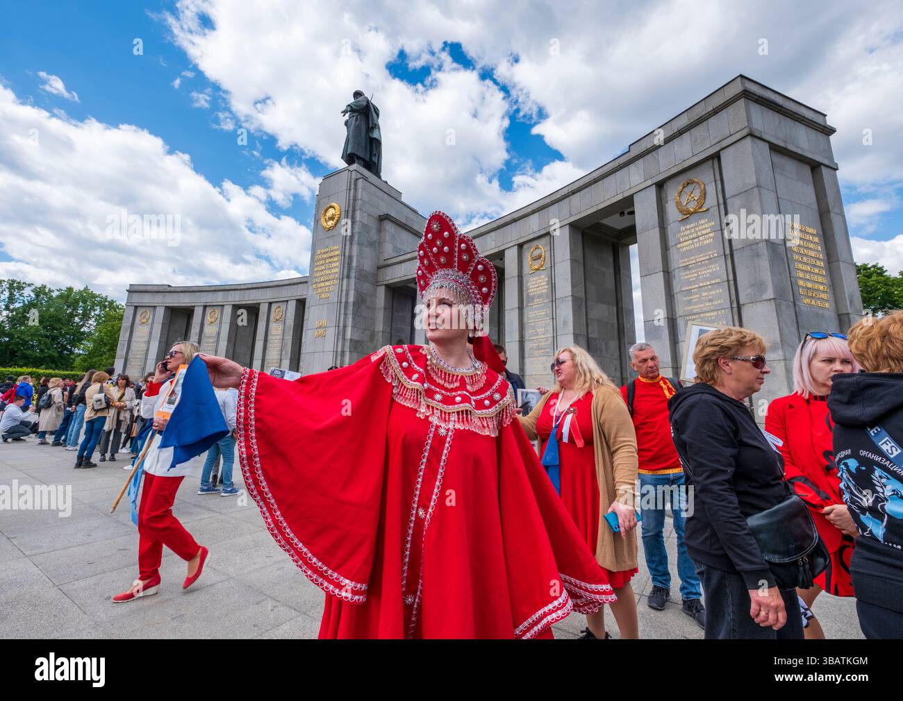 Una donna in abiti tradizionali russi davanti al Memoriale di guerra sovietico a Berlino durante una commemorazione del giorno della Vittoria in occasione del 80° anniversario Foto Stock