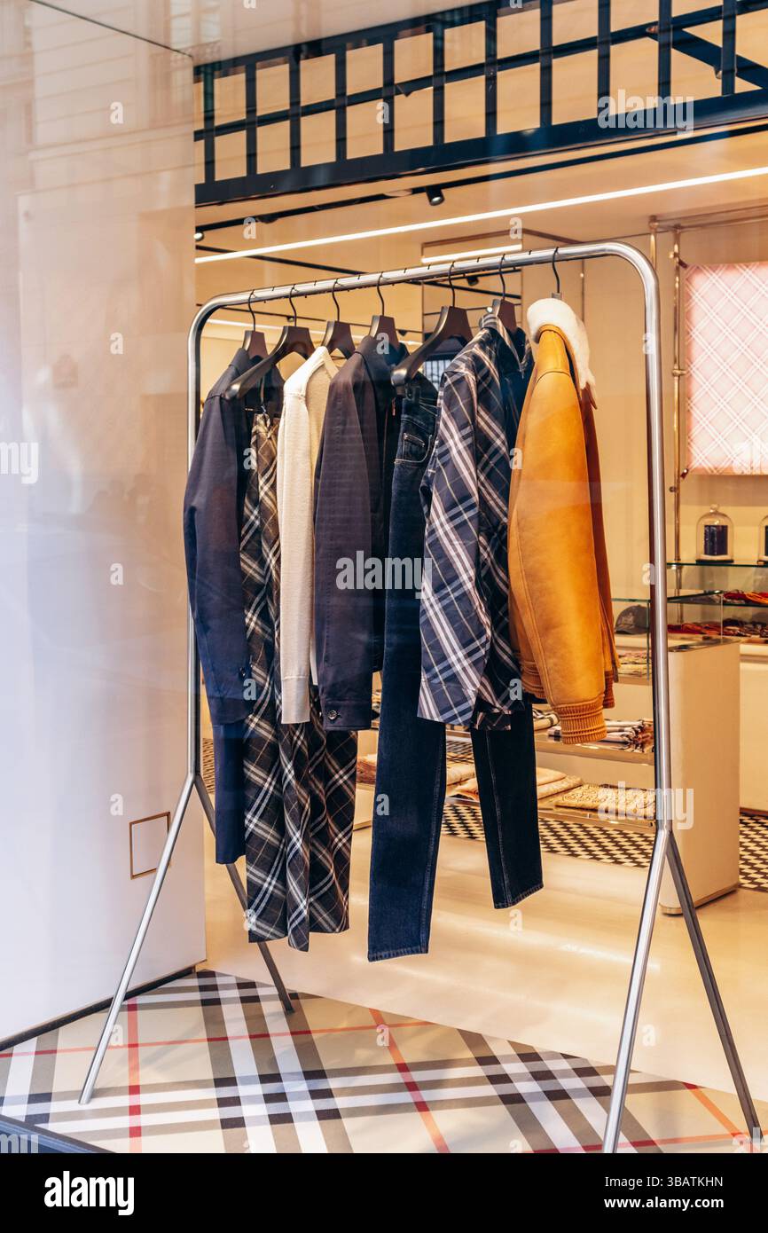 Parigi, Francia - 23 febbraio 2025: Vetrina boutique Burberry in rue Saint Honore, Parigi Foto Stock