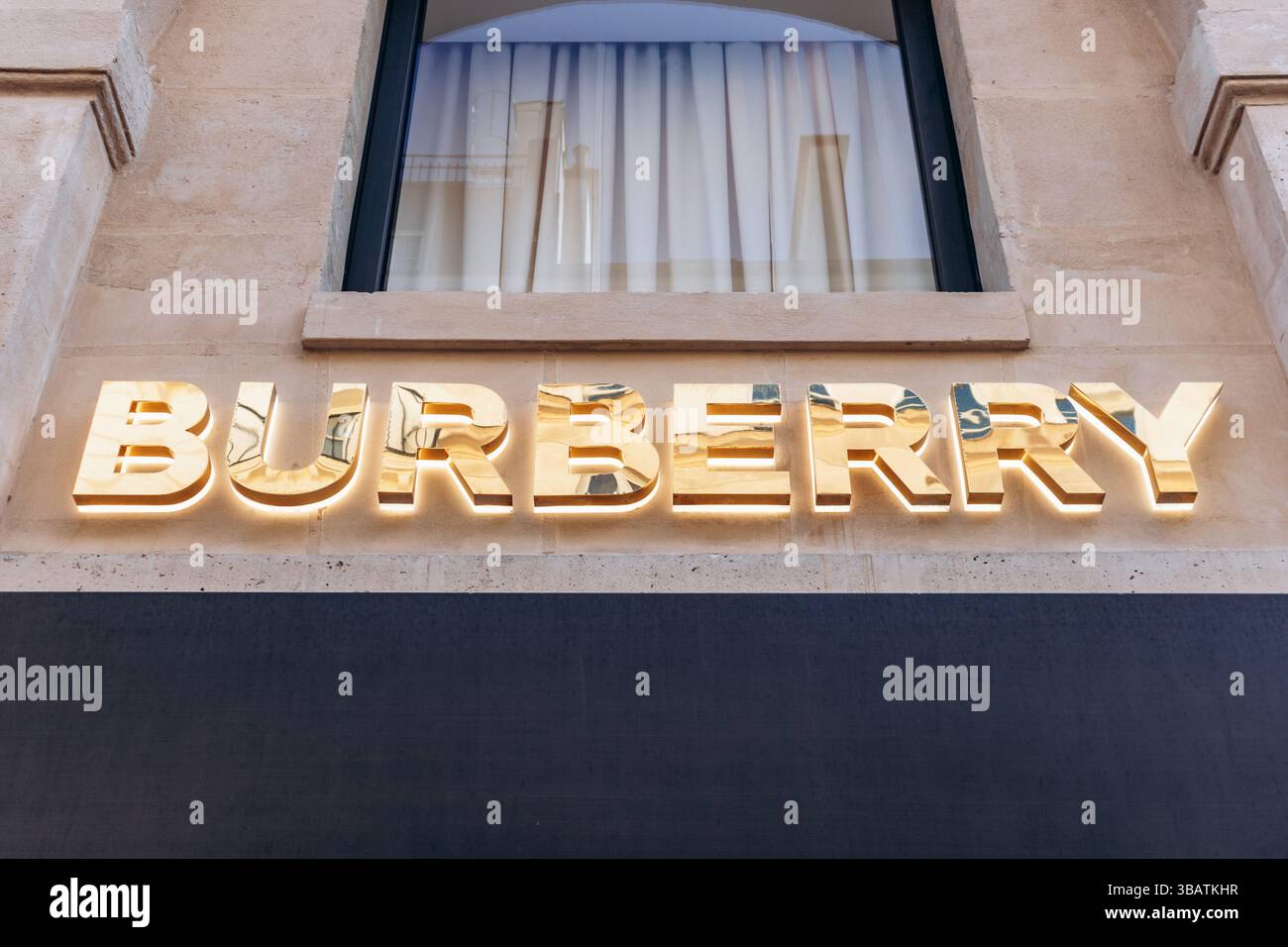 Parigi, Francia - 23 febbraio 2025: Cartello boutique Burberry su rue Saint Honore, iconico logo di moda britannico sulla moderna facciata a quadri, fla di lusso Foto Stock