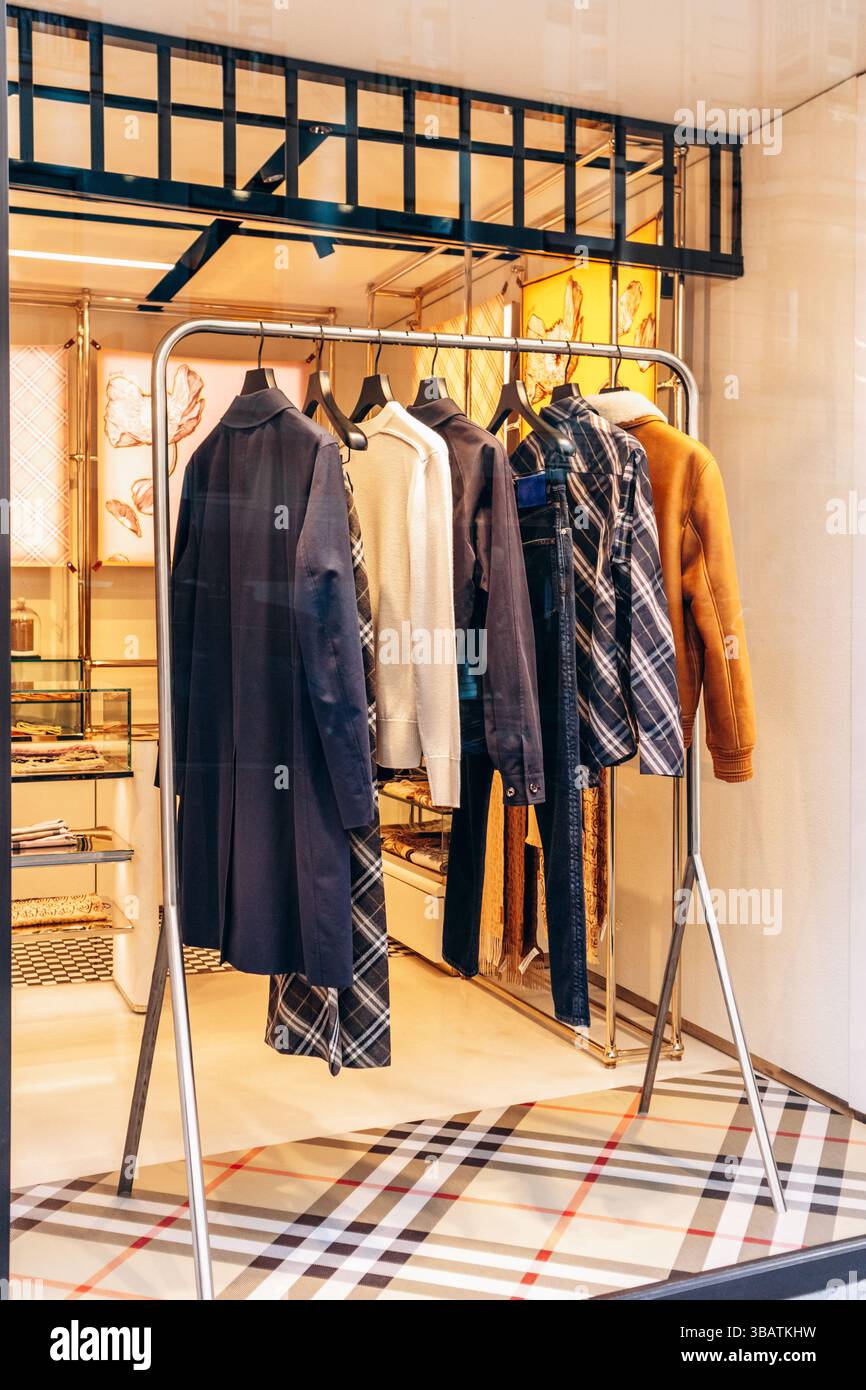 Parigi, Francia - 23 febbraio 2025: Vetrina boutique Burberry in rue Saint Honore, Parigi Foto Stock