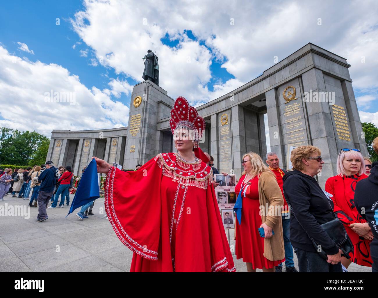 Una donna in abiti tradizionali russi davanti al Memoriale di guerra sovietico a Berlino durante una commemorazione del giorno della Vittoria in occasione del 80° anniversario Foto Stock