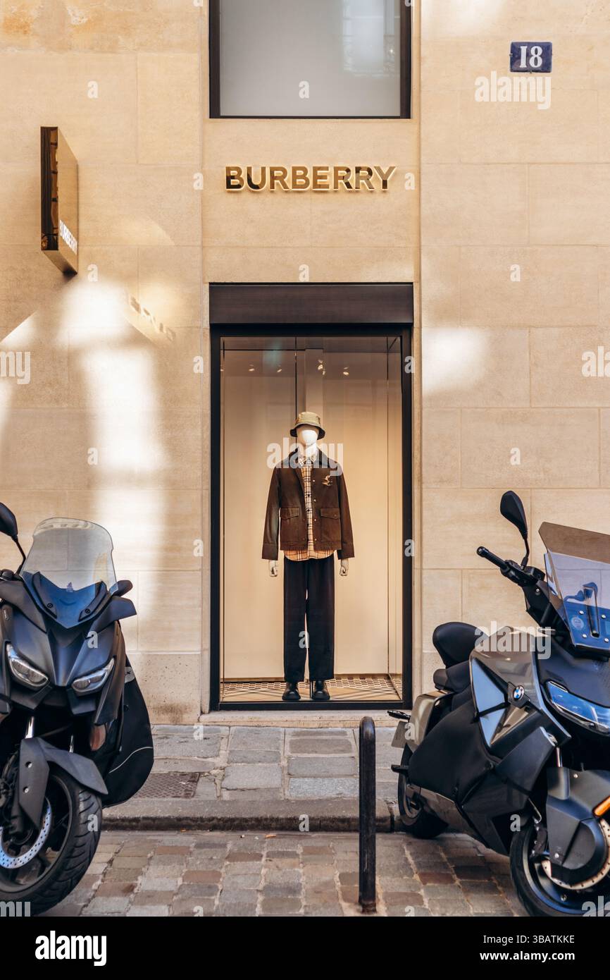Parigi, Francia - 23 febbraio 2025: Vetrina boutique Burberry in rue Saint Honore, Parigi Foto Stock