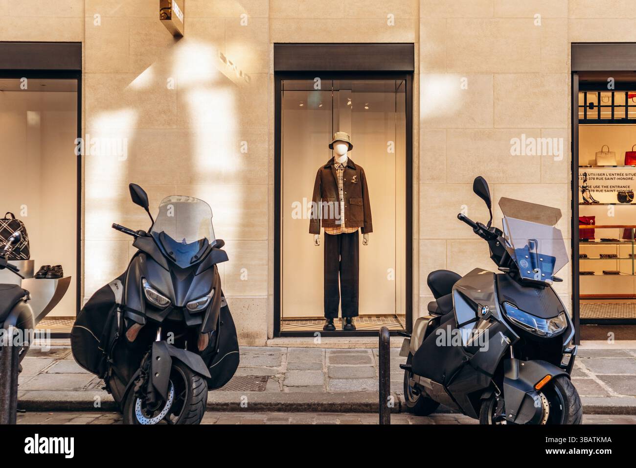 Parigi, Francia - 23 febbraio 2025: Vetrina boutique Burberry in rue Saint Honore, Parigi Foto Stock