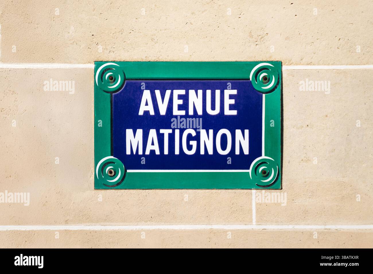 Avenue Matignon, insegna sul muro beige, 8° arrondissement di Parigi Foto Stock