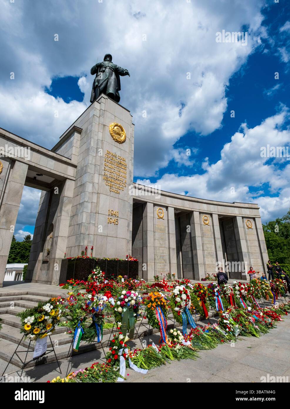 Ecco una didascalia per l'immagine: Una scena solenne al Memoriale di guerra sovietico di Berlino, in Germania. Ghirlande e fiori sono stati deposti alla base della m. Foto Stock