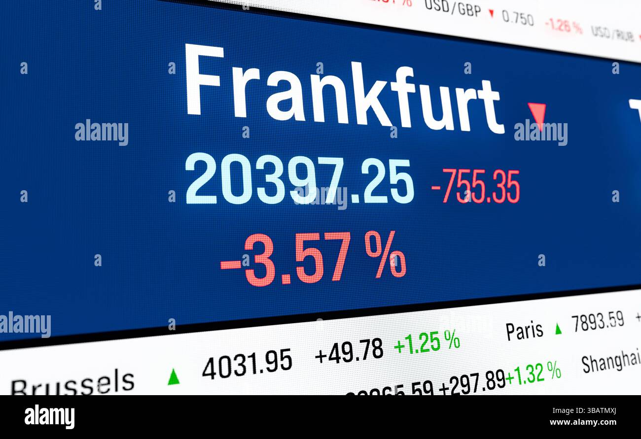 Mercato azionario in calo a Francoforte, Germania. Mercato azionario in calo a Francoforte, Germania. I prezzi delle azioni tedesche stanno diminuendo. Rischio, trading, crash, recessione, mercato orso. Illustrazione 3D img stock market099s05 ticker board index frankfurt Moving down Foto Stock