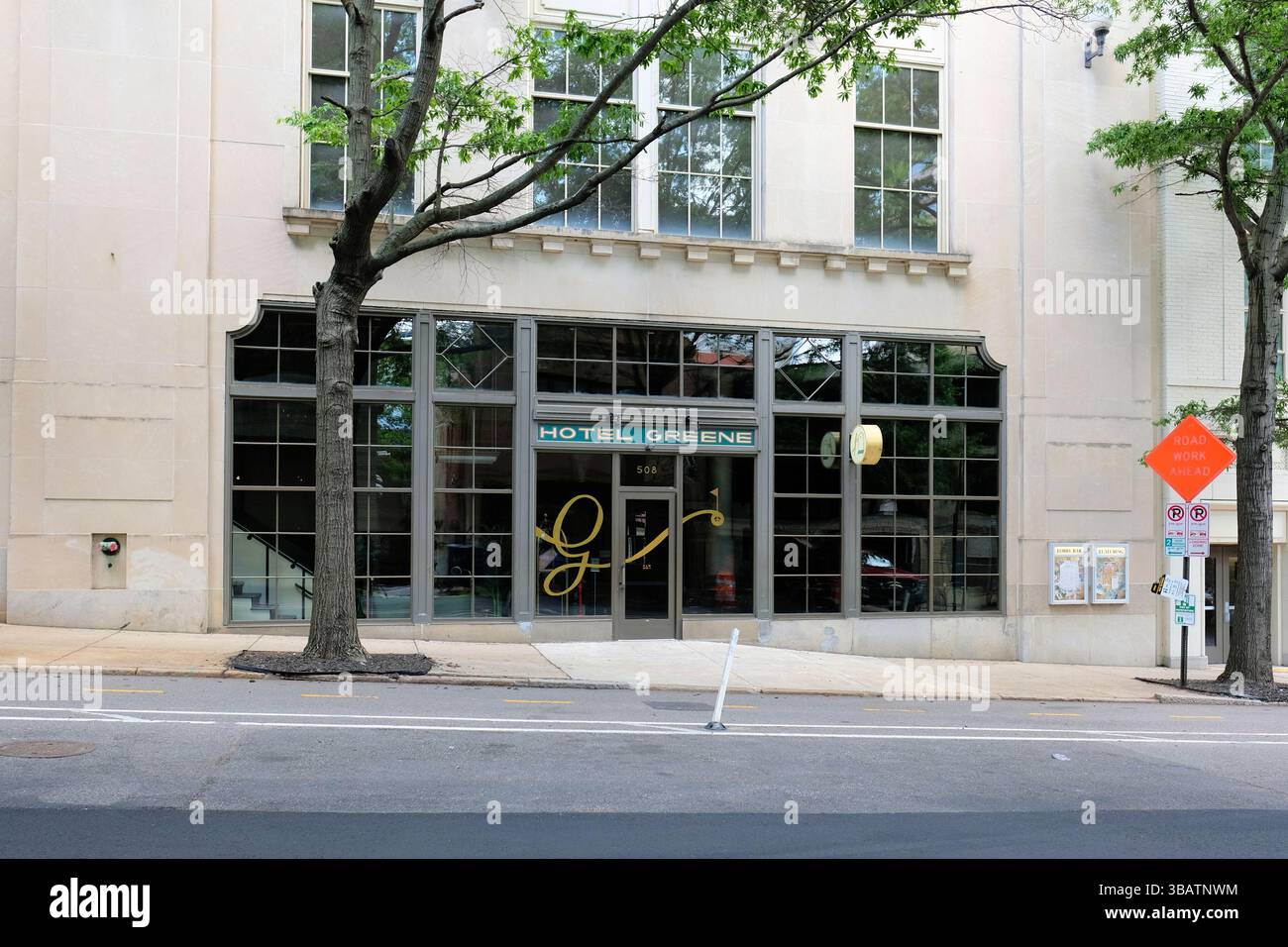 Hotel Greene nel centro di Richmond, Virginia; minigolf al coperto e lobby bar che offre putt-putt, cocktail, brunch; finto hotel che offre cibo e bevande Foto Stock
