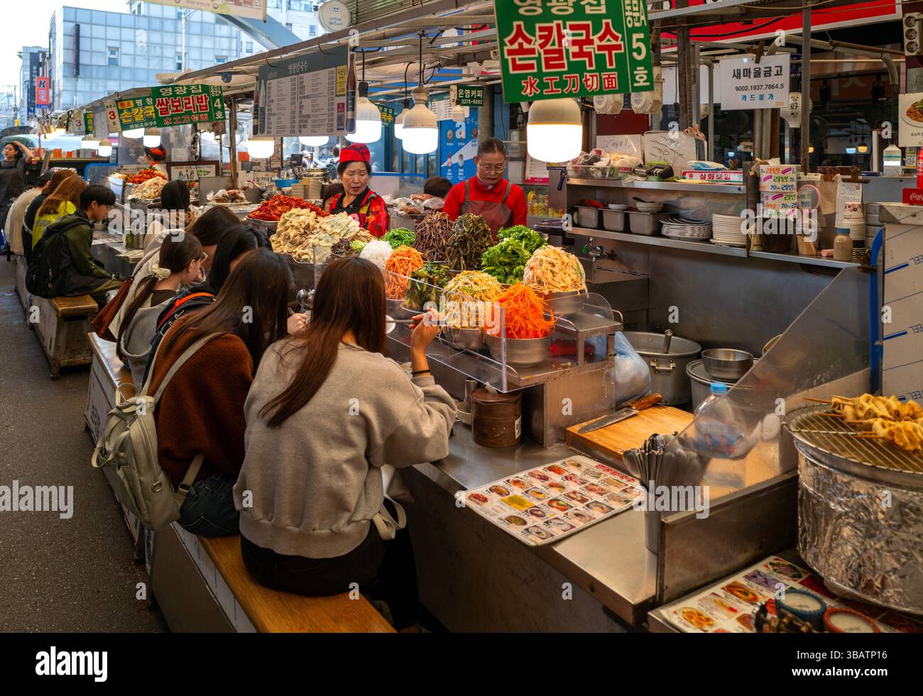 Mercato gourmet del Gwangjang a Seoul all'ora della colazione, Corea del Sud Foto Stock