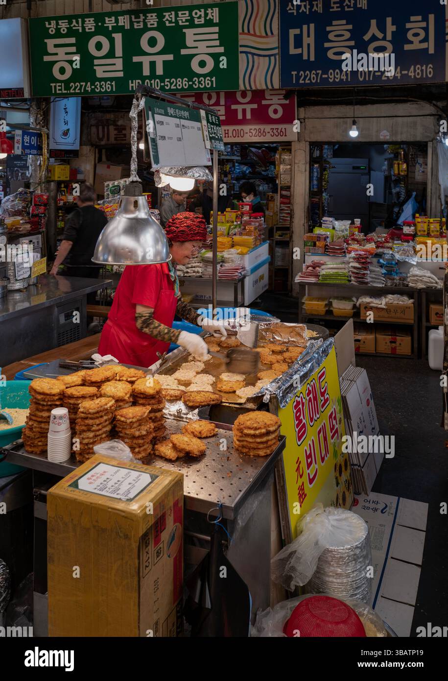 Mercato gourmet del Gwangjang a Seoul all'ora della colazione, Corea del Sud Foto Stock