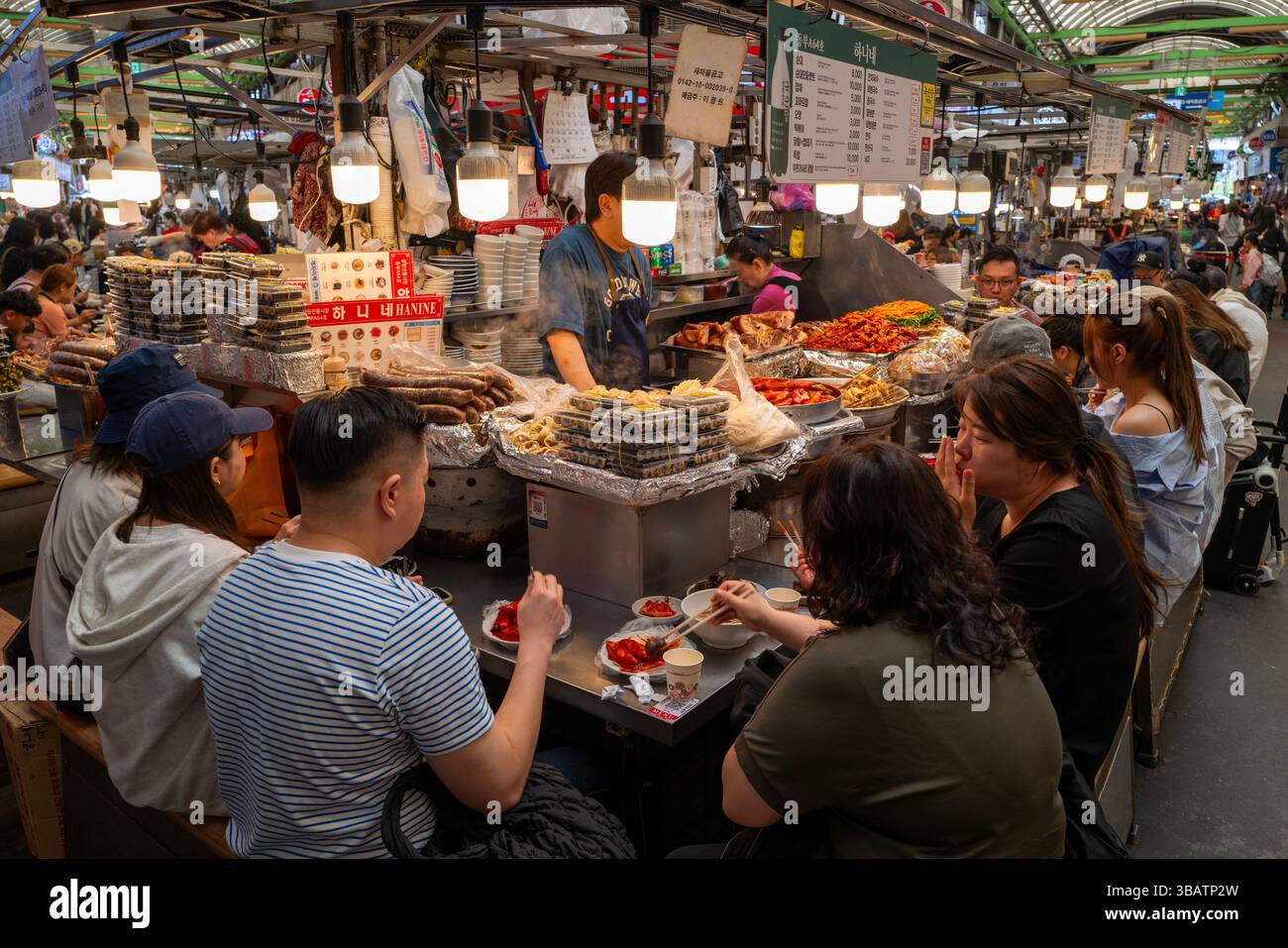 Mercato gourmet del Gwangjang a Seoul all'ora della colazione, Corea del Sud Foto Stock