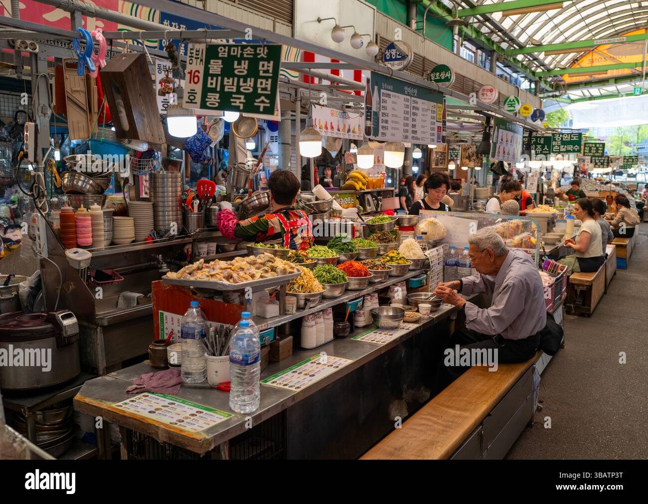 Mercato gourmet del Gwangjang a Seoul all'ora della colazione, Corea del Sud Foto Stock