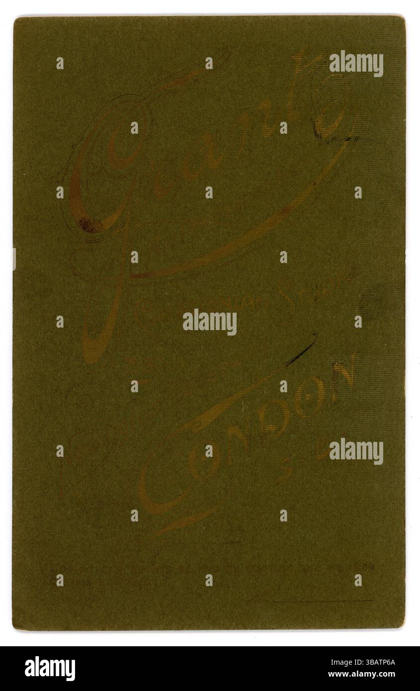 Retro della carta originale dell'epoca edoardiana dallo studio di Grant (James Duncan Grant) del Caledonian Studio, 83 Newington Causeway, S.E. London. Lettere dorate sbiadite. Circa 1901-1903. Foto Stock