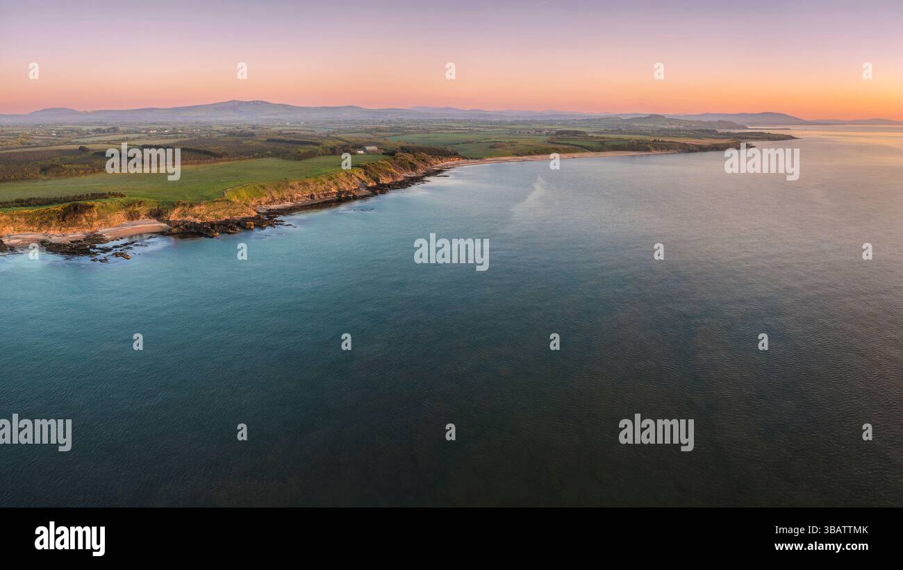 Panorama aereo di Kilmichael Point, North Wexford, Irlanda, catturato nella luce soffusa della mattina presto. Foto Stock