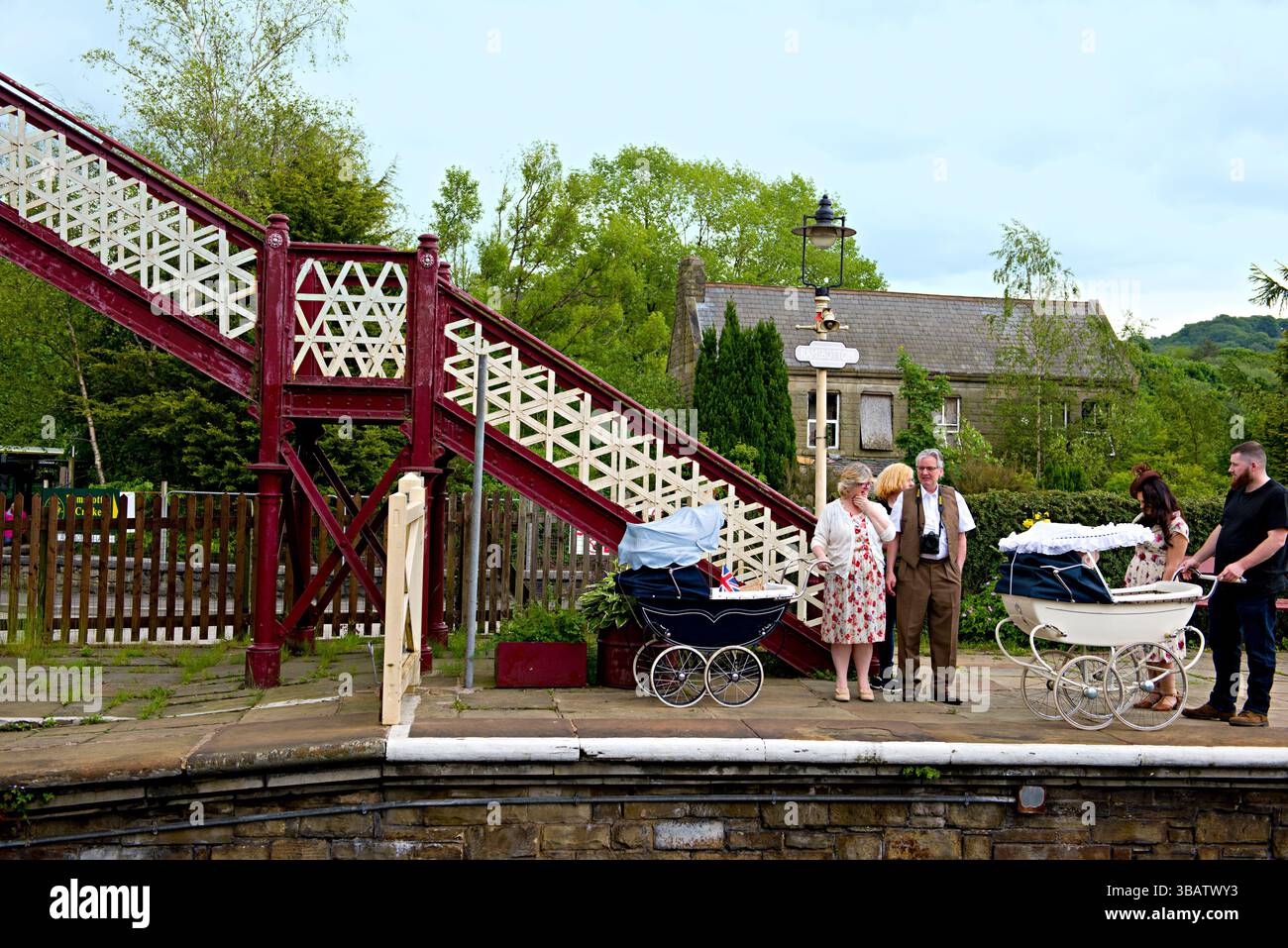 L'attraversamento a piedi alla stazione ferroviaria di Ramsbottom sulla East Lancs Heritage Railway, Lancashire, Regno Unito Foto Stock