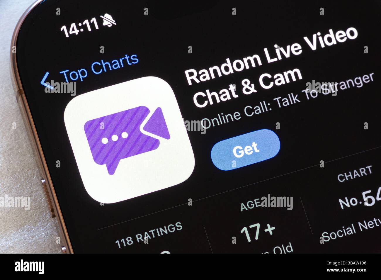 OSTRAVA, CECHIA - 23 NOVEMBRE 2024: App store Apple con Random Live Video Chat e applicazione mobile Cam da installare su iOS Foto Stock